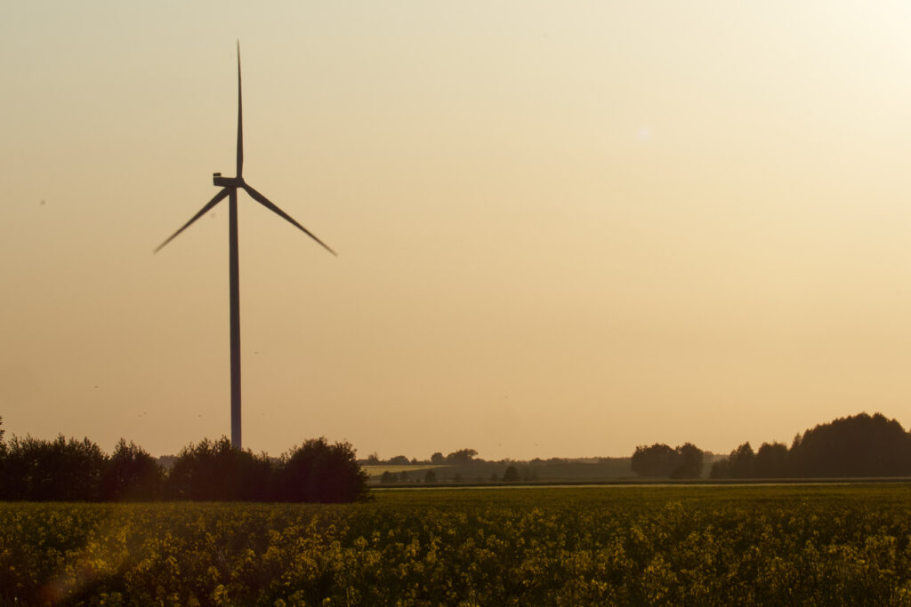 Turbina wiatrowa o zachodzie słońca